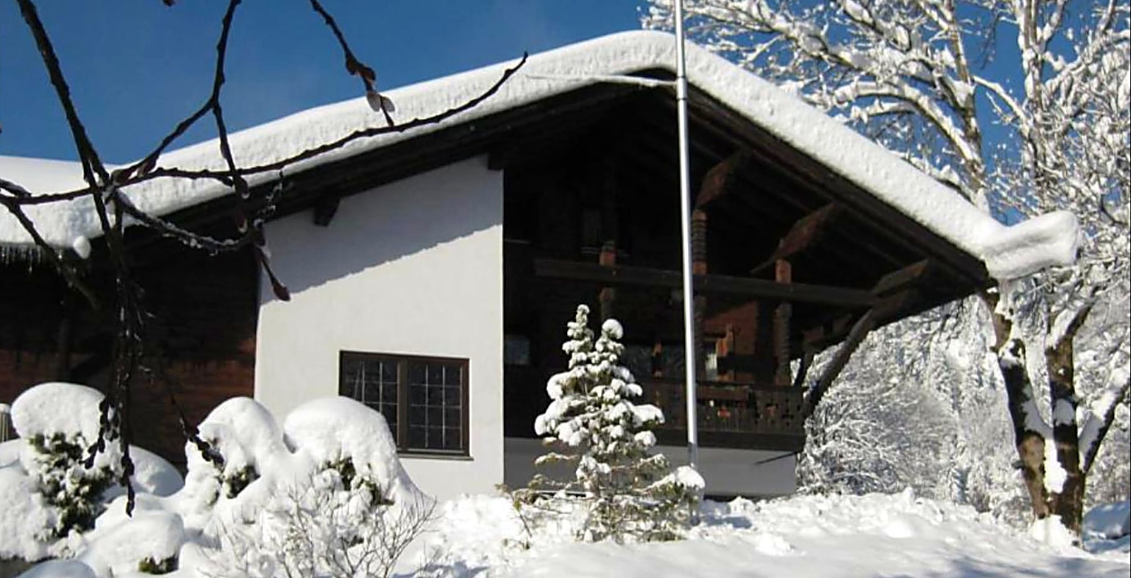 Verschneites Chalet in Wallgau